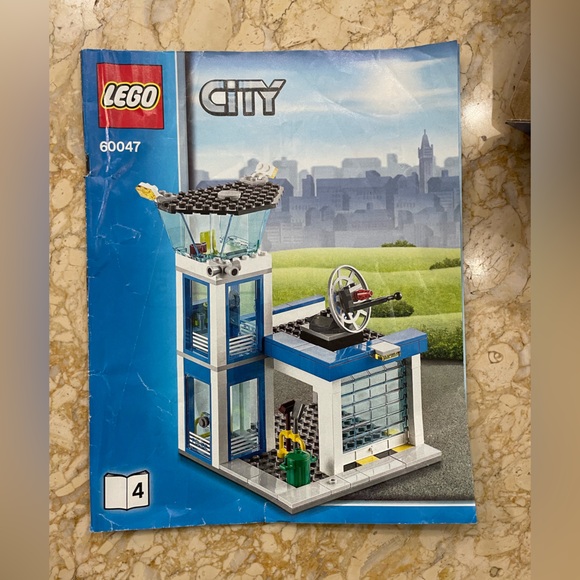 LEGO CITY SET 60047 POLICE STATION  Ages 6-12 - Picture 9 of 12